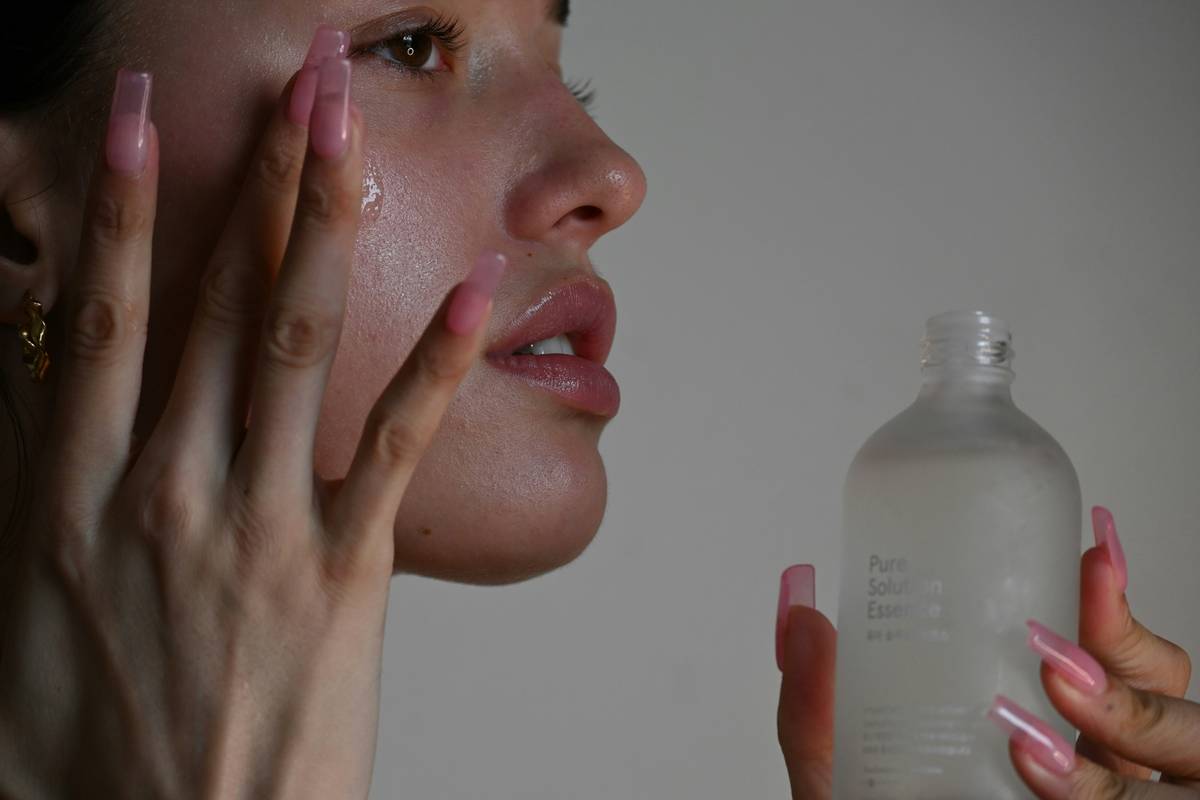 Clear glass bottle of witch hazel astringent on marble surface showing benefits of witch hazel astringent for oily and sensitive skin